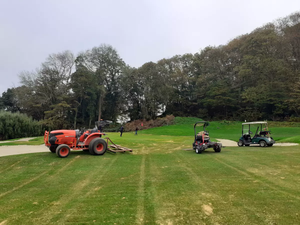 Aération et sablage des greens et de nos fairways en image