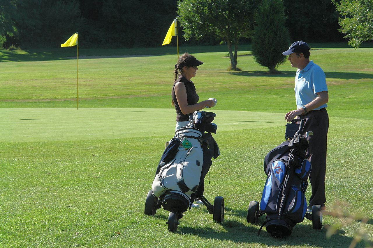 Conversation autour du green d'approche 