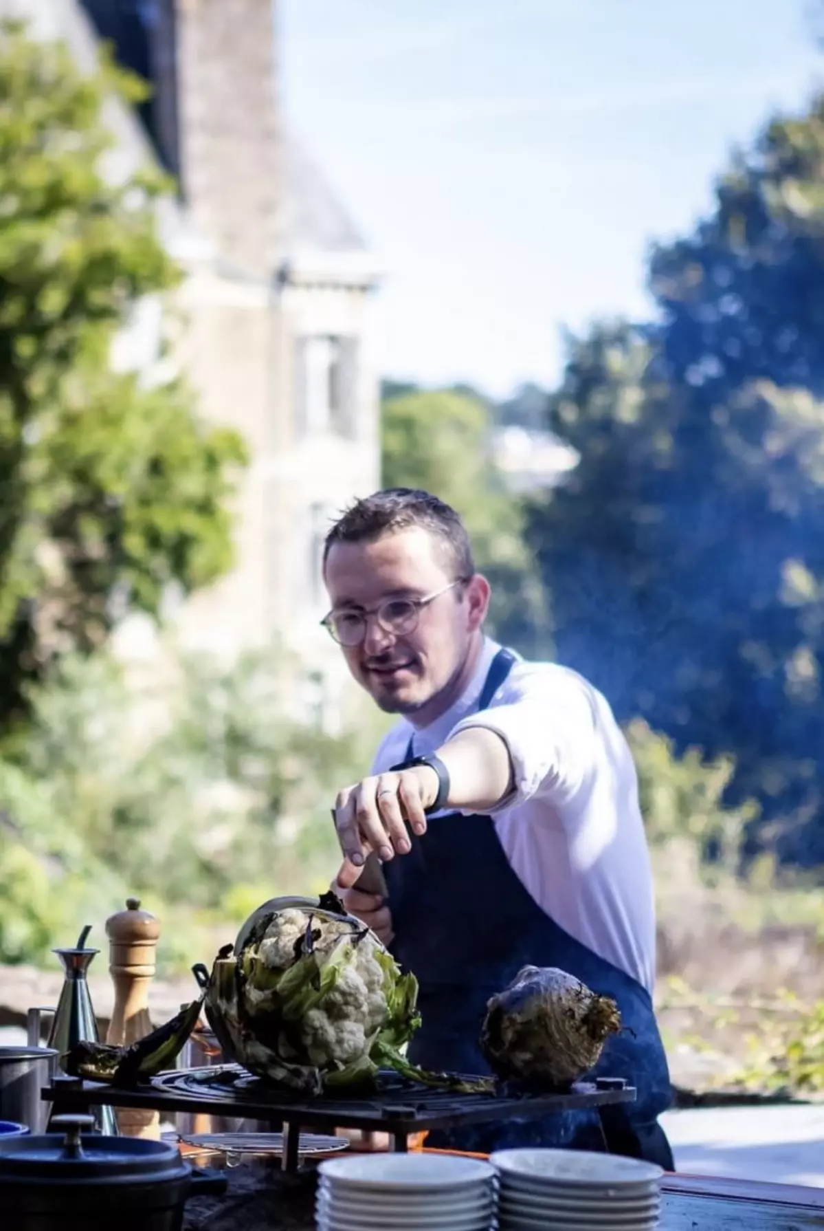 Nicolas Carro cuisine sur un brasero lors du déjeuner d'un séminaire d'entreprise