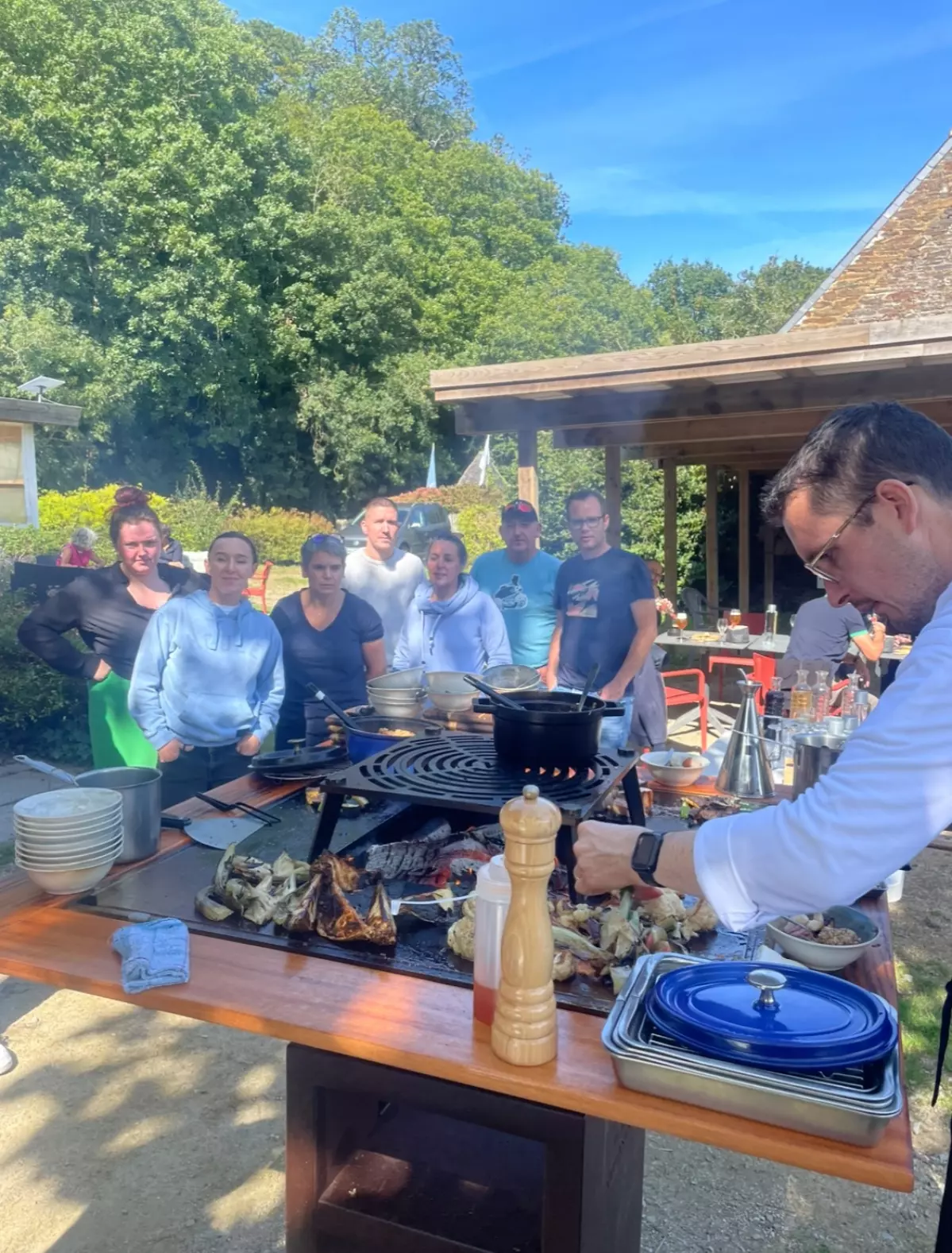 Déjeuner et cuisine à l'extérieur lors d'un séminaire d'entreprise